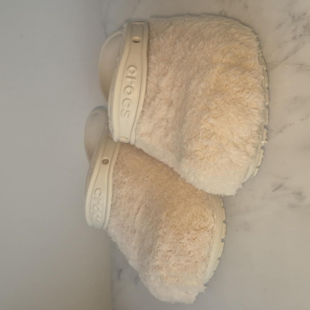 Unisex CROCS Fuzzy Mania. Size M 9/ W 11